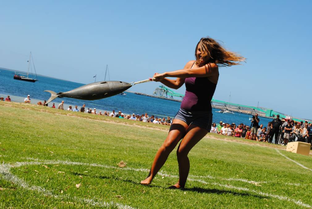 weirdest festivals_tuna tossing